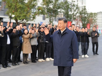 El presidente chino, Xi Jinping, el 29 de noviembre en una visita a una comunidad de viviendas de alquiler subsidiadas por su Gobierno en Shanghái.