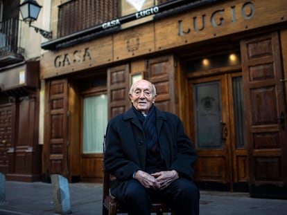 Lucio Blázquez, el pasado 10 de febrero, en la puerta de su restaurante, Casa Lucio (Madrid).