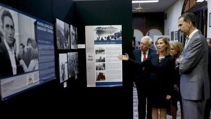 El rey Felipe acompañado por el ministro de Asuntos Exteriores, José Manuel García-Margallo y la secretaria de Estado de Inmigración, Marina del Corral, en Veracruz.