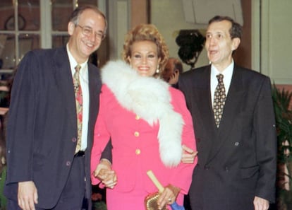 Diego Galán (izquierda) posa junto a la actriz española Carmen Sevilla y el director Eloy de la Iglesia, durante el Festival Internacional de Cine de San Sebastián, el 22 de septiembre de 1996.