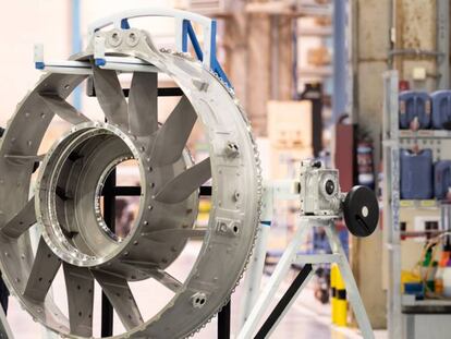 Un operario manipula una turbina en la planta de ITP Aero.