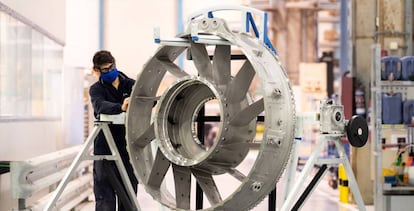 Un operario manipula una turbina en la planta de ITP Aero.