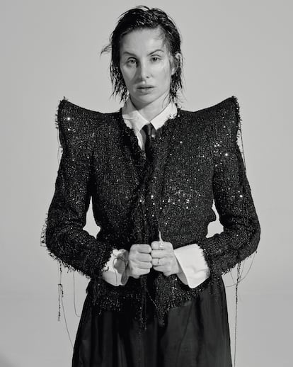 La cantante lleva chaqueta de BALMAIN, camisa de MANGO, corbata de ARMANI, pantalón de MARLOTA y joyas de MESSIKA.