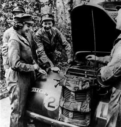 La princesa Isabel asiste a una clase de mecánica el 1 de enero de 1945. Es una de las pocas imágenes en la que la futura Isabel II aparece vistiendo un pantalón.