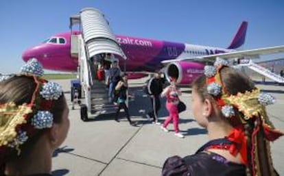 Pasajeros desembarcan de un avión de la compañía de bajo coste "Wizz Air", en un aeropuerto de Hungría. EFE/Archivo