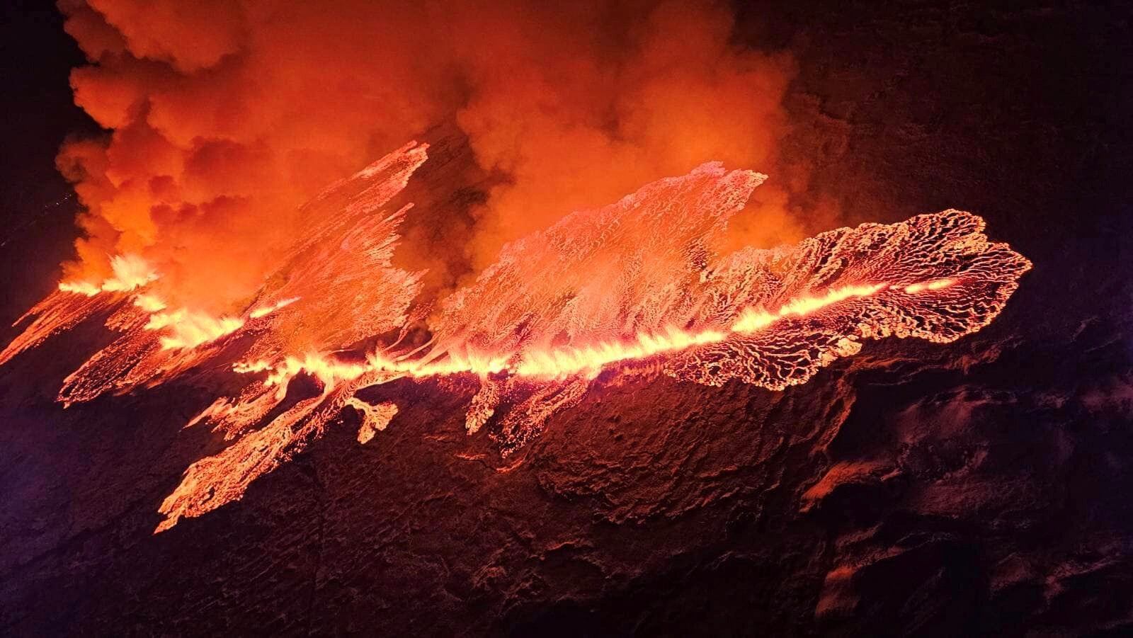 Río de lava y humo provocado por la erupción, este martes.