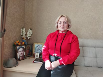 Natalia Jarchenko posa junto a las fotografías de su hijo Yevgen, muerto en el frente en 2014.