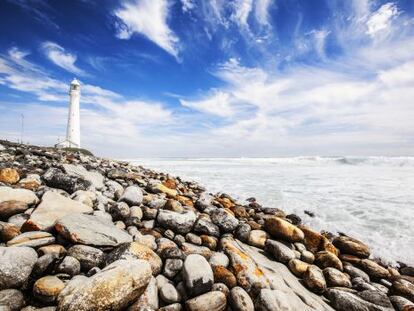 El faro de Slangkop, original de 1914, se eleva en el famoso Cabo de Buena Esperanza, en Sudáfrica.