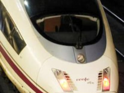 Un tren AVE que realiza el servicio entre Madrid y Barcelona.