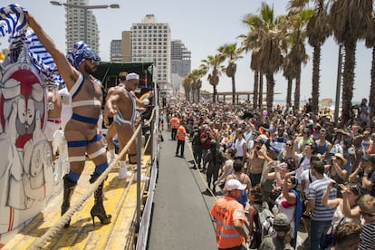 O desfile do maior orgulho do Oriente Médio é celebrado todo dia 8 de junho, durante 21 anos, em Tel Aviv, uma bolha de liberdade para o movimento LGBT em Israel. "Todo verão, pessoas de todos os gêneros, religiões e cores inundam as ruas e se reúnem para celebrar aceitação, amor e alegria", dizem os organizadores. Música, shows, manifestos e carros alegóricos percorrem a cidade entre coloridos grupos de participantes e espectadores, até chegar à praia de Charles Clore, onde, a partir das três da tarde, e até o entardecer, sua já famosa festa acontece na areia. Mais informações: facebook.com/tlvpride.