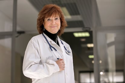 Rosa Magallón, la primera mujer catedrática de Medicina de Familia de España, fotografiada en Zaragoza. 
