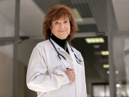 Rosa Magallón, la primera mujer catedrática de Medicina de Familia de España, fotografiada en Zaragoza.