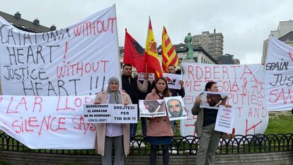 Majlinda Sula (en el centro) protestaba el 8 de mayo ante el Parlamento Europeo, en Bruselas, para pedir la repatriación del corazón de su hermano, en una imagen cedida por la familia.