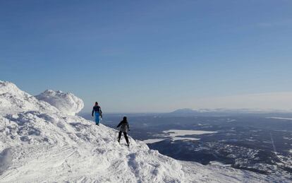 Dos personas caminan por la nieve durante un entrenamiento en el Campeonato Mundial de Esquí Alpino, el 7 de febrero de 2019, en Are, Suecia. 