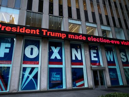 Un titular sobre el entonces presidente Donald Trump, en los estudios de Fox News en Nueva York.
