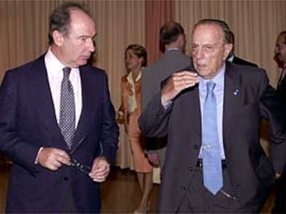 El vicepresidente del gobierno Rodrigo rato (izquierda), junto a Manuel Fraga.