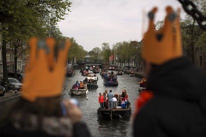 Coronas de cartón naranja en uno de los canales de Ámsterdam (Holanda), para celebrar la coronación del rey Guillermo de Holanda.