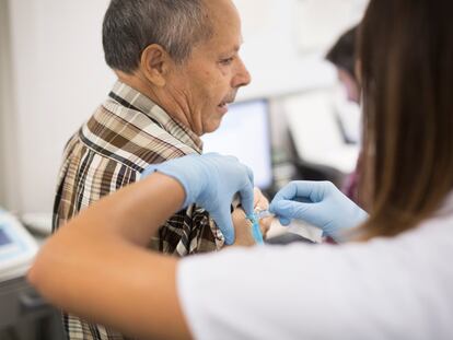Una persona recibe la vacuna de la gripe en Barcelona, en una imagen de archivo.