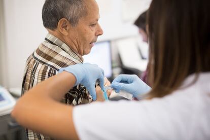 Un hombre se vacuna contra la gripe en la campaña del 2019, en Barcelona.