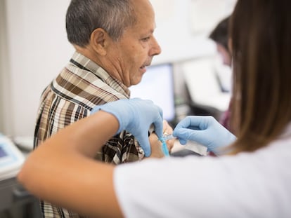 Una persona recibe la vacuna de la gripe en Barcelona, en una imagen de archivo.