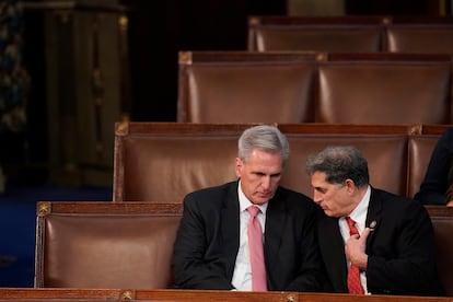 Los republicanos Kevin McCarthy (izquierda) y Andrew Clyde hablaban el jueves tras la séptima votación.