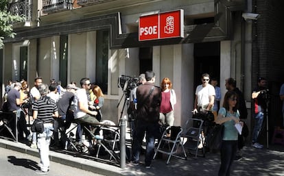 A la espera de noticias en la puerta de la sede central del PSOE.