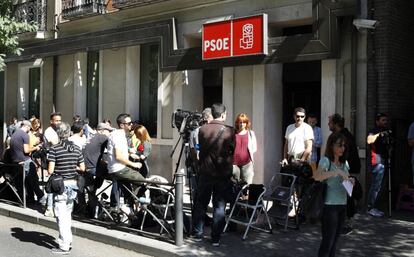 A la espera de noticias en la puerta de la sede central del PSOE.