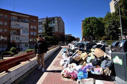 Basura desbordando la zona de contenedores en una calle de Alcorcón, en abril de 2019.