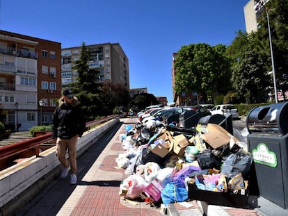 Basura desbordando la zona de contenedores en una calle de Alcorcón, en abril de 2019.