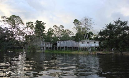 Típicas casas de palafitas vistas desde o rio, sustentadas por paus de madeira para proteger o imóvel na época das cheias do rio Trombetas, entre dezembro e maio. Nelas vivem famílias quilombolas, que ao casar e ter filhos, acabam morando ao lado da casa onde cresceram, próximos de seus familiares.