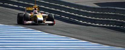 Fernando Alonso, con su Renault, durante los entrenamientos de ayer en Jerez.