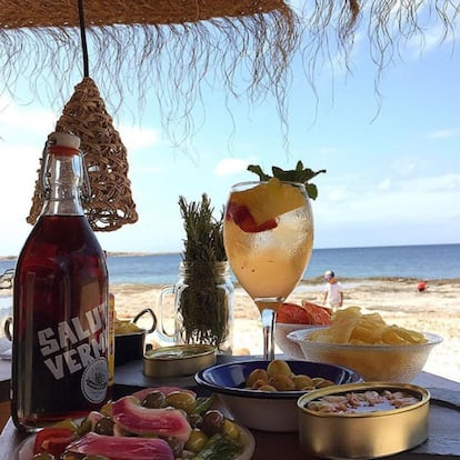 Joan Roca: Can Carlitos (Formentera) Le gusta por su cocina, “pensada y adaptada al verano; son fantásticos los arroces, la langosta con patatas, pimiento y huevo frito, y los platos para compartir”, dice el chef de El Celler de Can Roca (tres estrellas).