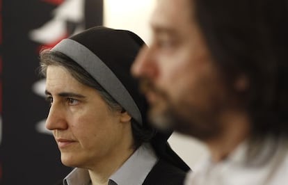 Teresa Forcades y Rafa Mayoral, en la presentaci&oacute;n de la tercera Flotilla de la Libertad este lunes, en Madrid.