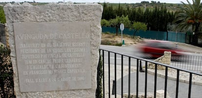 Una de las placas colocadas en Vall d’Alba (Castellón) en la que se menciona al antiguo alcalde Francisco Martínez y al entonces presidente de la Diputación provincial Carlos Fabra.