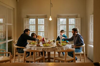 El director de la residencia, Nicolás G. Botero, y los escritores Mercedes Cebrián, Daniela Tarazona y Antoni Veciana, durante una de las comidas.