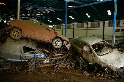 Los vehículos dañados se encuentran en la planta de ensamblaje de automóviles de la compañía china Chery, que fue afectada por inundaciones devastadoras luego de las fuertes lluvias.