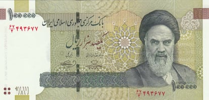Billete de 100.000 riales de Irán de la serie de 1992, con el rostro del ayatolá Jomeini. Pese a los muchos ceros, en realidad vale 2,90 euros, por lo que los iraníes usan a menudo cheques del Banco Central (billetes en casi todo) por valor de hasta un millón de riales.