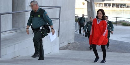 La fotoperiodista &Aacute;ngela Rios, a su entrada detenida en los juzgados.