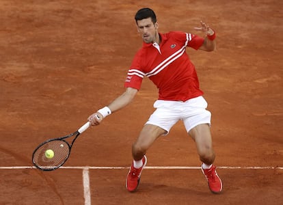 Novak Djokovic devuelve la bola a Nadal. Por su parte, Djokovic ha pasado más apuros para llegar a las semifinales, tanto en los octavos como en los cuartos.