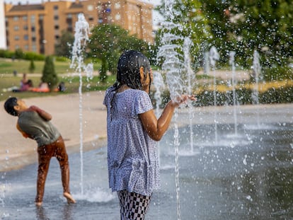 Unos niños se refrescan durante la tercera ola de calor en Logroño, La Rioja, el pasado viernes 11 de agosto de 2023.