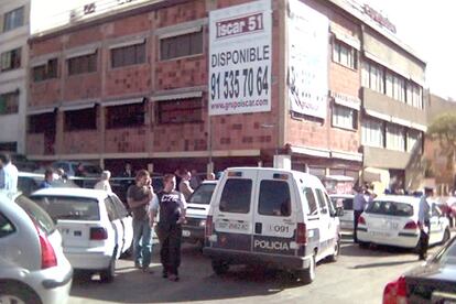 La policía ha establecido un amplio cordón policial en el entorno del lugar del atentado. Los agentes, tras desalojar la zona, impiden el paso en varias manzanas al rededor de la confluencia de las calles Rufino González y Alcalá.