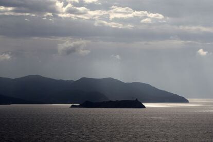 Instantánea de la pequeña Isla Giraglia, en el extremo norte de Córcega, al atardecer.