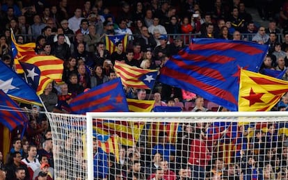 Diverses estelades a la graderia del Camp Nou, el 29 de setembre, durant el partit Barça-Bayer Leverkusen.