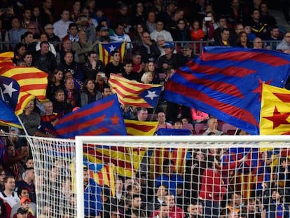 Varias estelades en la grada del Camp Nou, el pasado 29 de septiembre, durante el partido Bar&ccedil;a-Bayer Leverkusen.