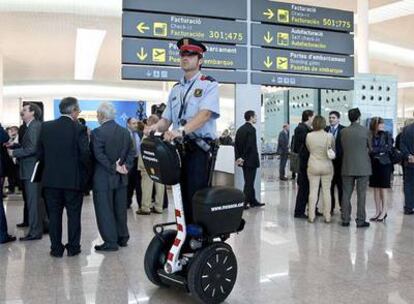 Un <i>mosso d'esquadra</i> se desplaza por la Terminal 1 del aeropuerto de Barcelona.