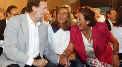 Mariano Rajoy conversa con Rita Barberá (alcaldesa de Valencia) y Ana Mato (secretaria de Organización del partido).