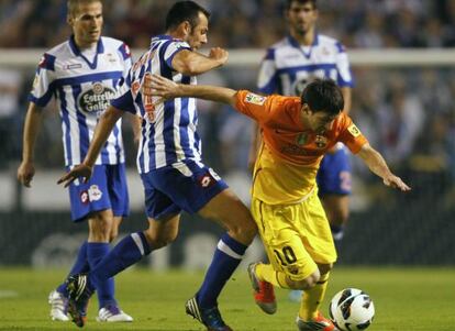 Marchena trata de parar a Messi.