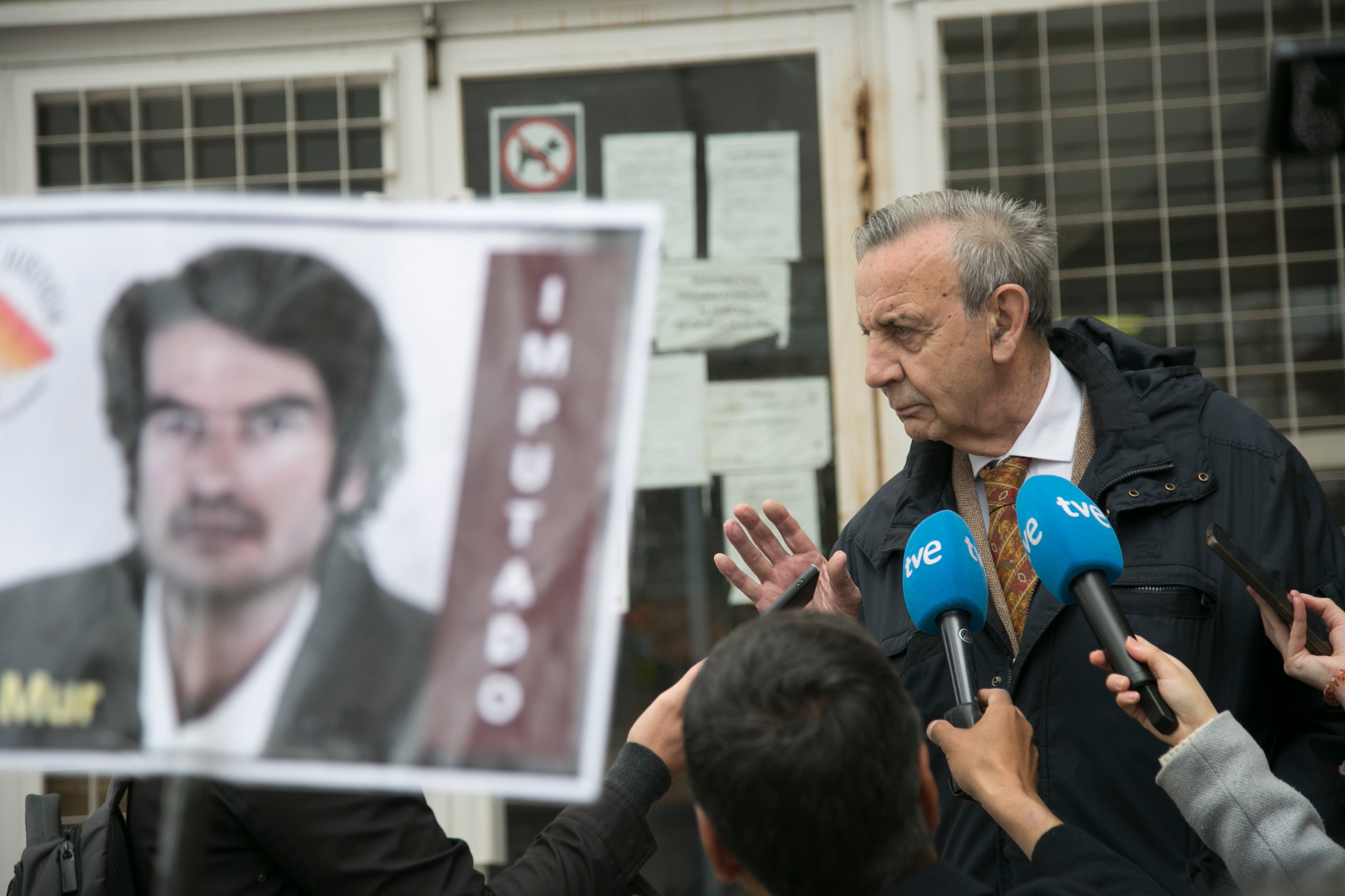 Antonio Burgueño atiende a la prensa este miércoles en la escalinata de los juzgados de Collado Villalba (Madrid).