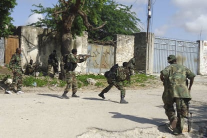 Tropas gubernamentales y de la Unión Africana avanzan en una calle del barrio Yaqshid de Mogadiscio.