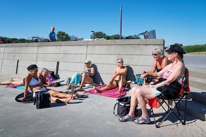 A group of women sit at the Amager beach park during hot weather in Copenhagen, Denmark August 7, 2020.  Claus Bech/Ritzau Scanpix/via REUTERS    ATTENTION EDITORS - THIS IMAGE WAS PROVIDED BY A THIRD PARTY. DENMARK OUT. NO COMMERCIAL OR EDITORIAL SALES IN DENMARK.